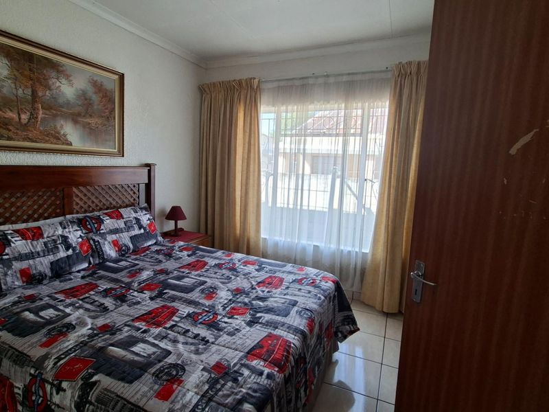 LOW-MAINTENANCE, 2 BEDROOM TOWNHOUSE, FULLY UPGRADED OFF-GRID PROPERTY! - Photo 9