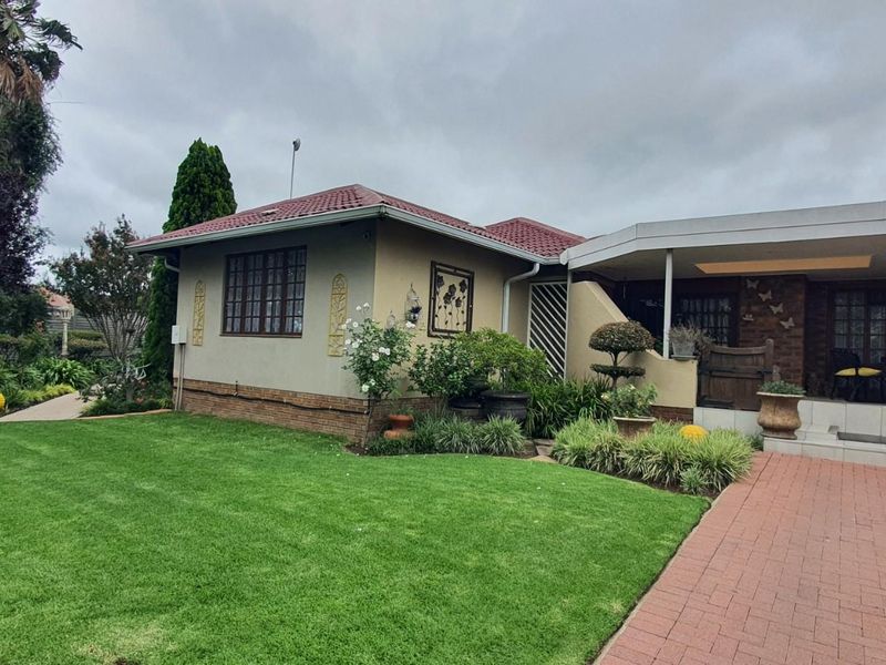 Elegant Family Home with Spacious Flat, Pool and Work-From-Home Offices - Photo 4