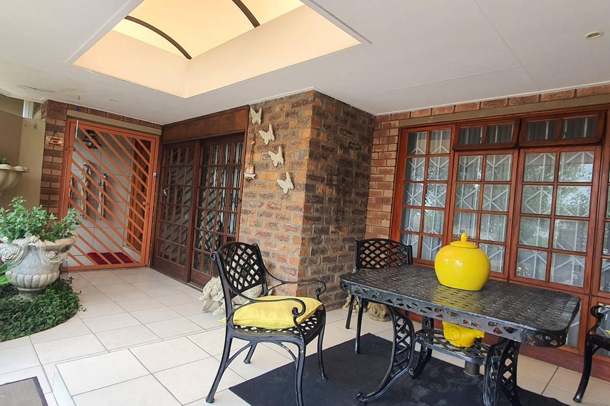 Elegant Family Home with Spacious Flat, Pool and Work-From-Home Offices - Photo 5