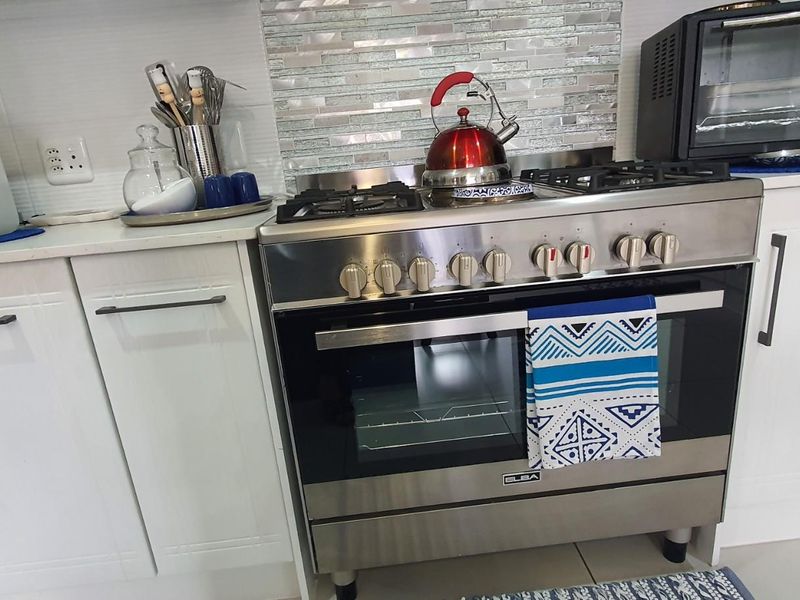 Elegant Family Home with Spacious Flat, Pool and Work-From-Home Offices - Photo 10