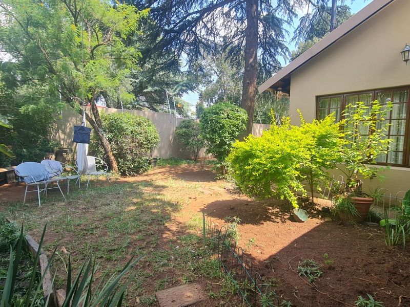 Move-in ready duplex in well-managed complex close to sought after schools - Photo 4