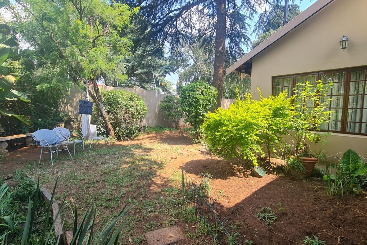 Move-in ready duplex in well-managed complex close to sought after schools - Photo 4