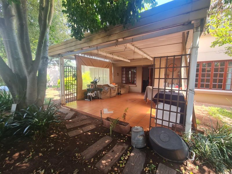 Move-in ready duplex in well-managed complex close to sought after schools - Photo 3