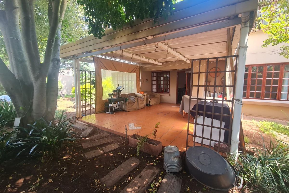 Move-in ready duplex in well-managed complex close to sought after schools - Photo 3