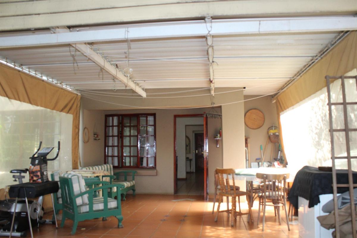 Move-in ready duplex in well-managed complex close to sought after schools - Photo 2