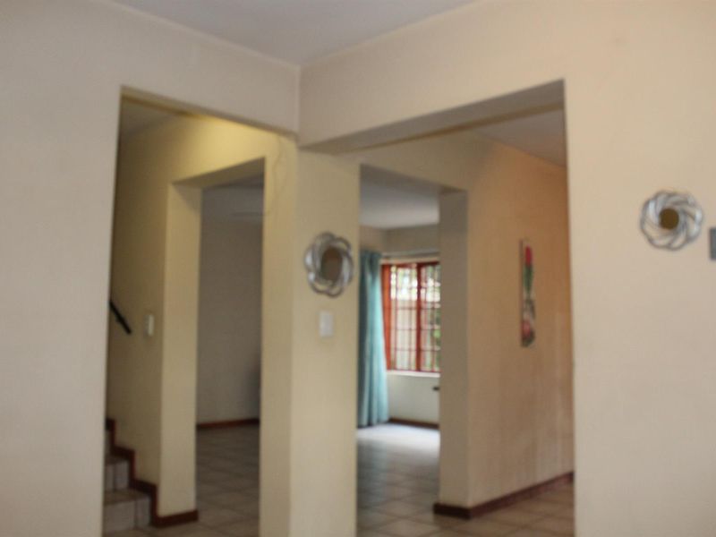 Move-in ready duplex in well-managed complex close to sought after schools - Photo 10