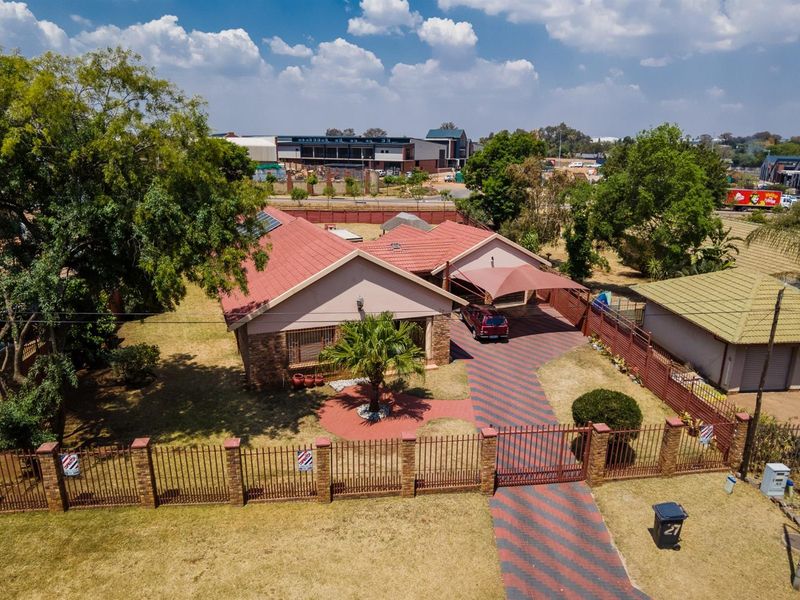 Spacious 4-Bedroom Family Home with Pool on a Large Stand - Photo 2