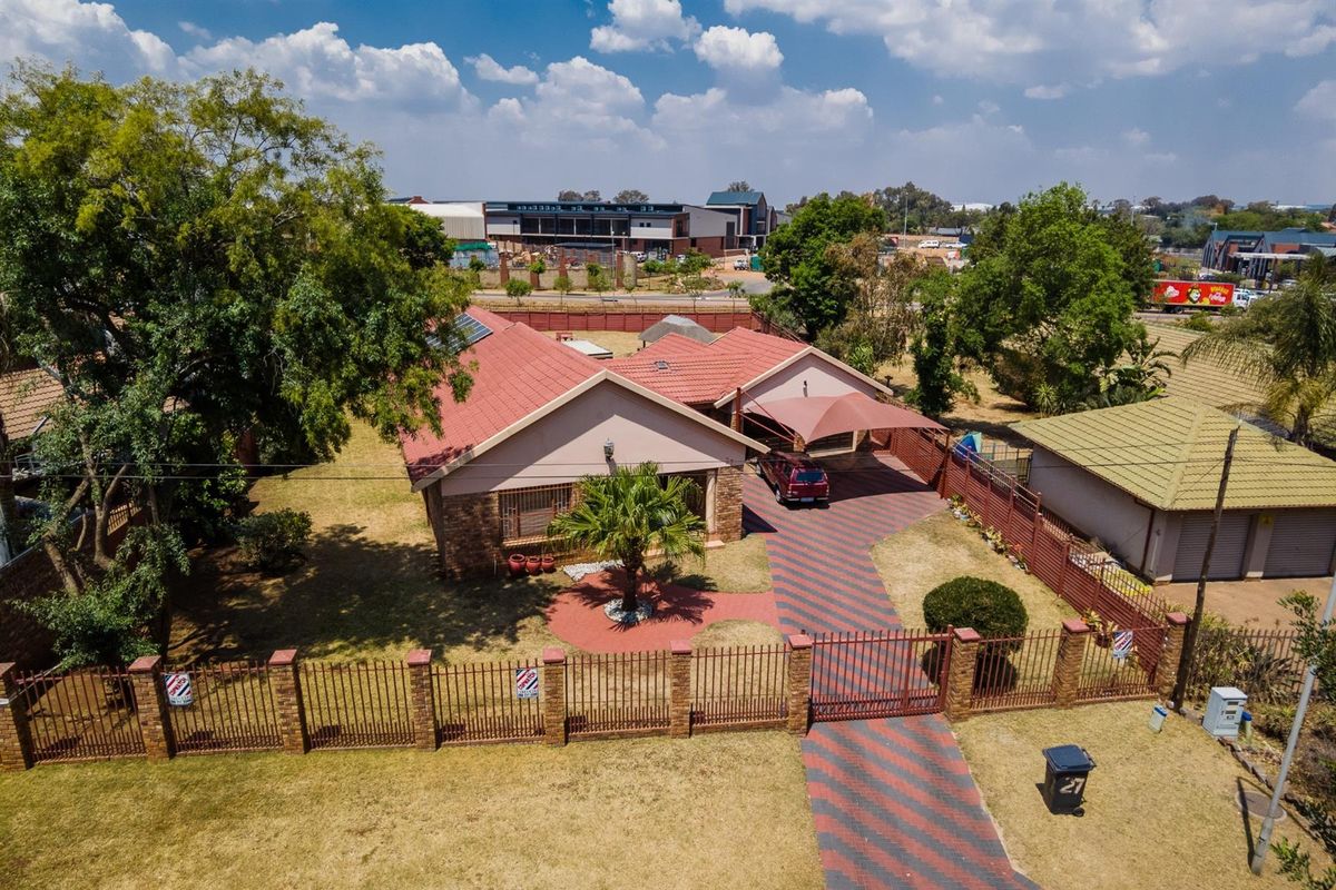 Spacious 4-Bedroom Family Home with Pool on a Large Stand - Photo 2