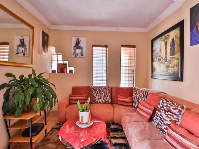 Spacious 4-Bedroom Family Home with Pool on a Large Stand - Photo 7