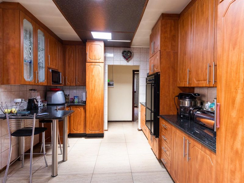 Spacious 4-Bedroom Family Home with Pool on a Large Stand - Photo 8