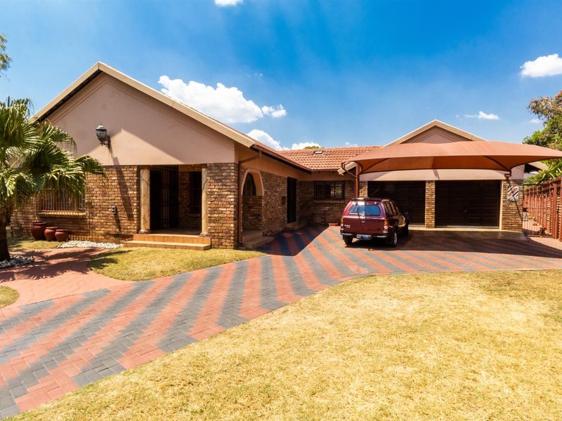 Spacious 4-Bedroom Family Home with Pool on a Large Stand - Photo 3