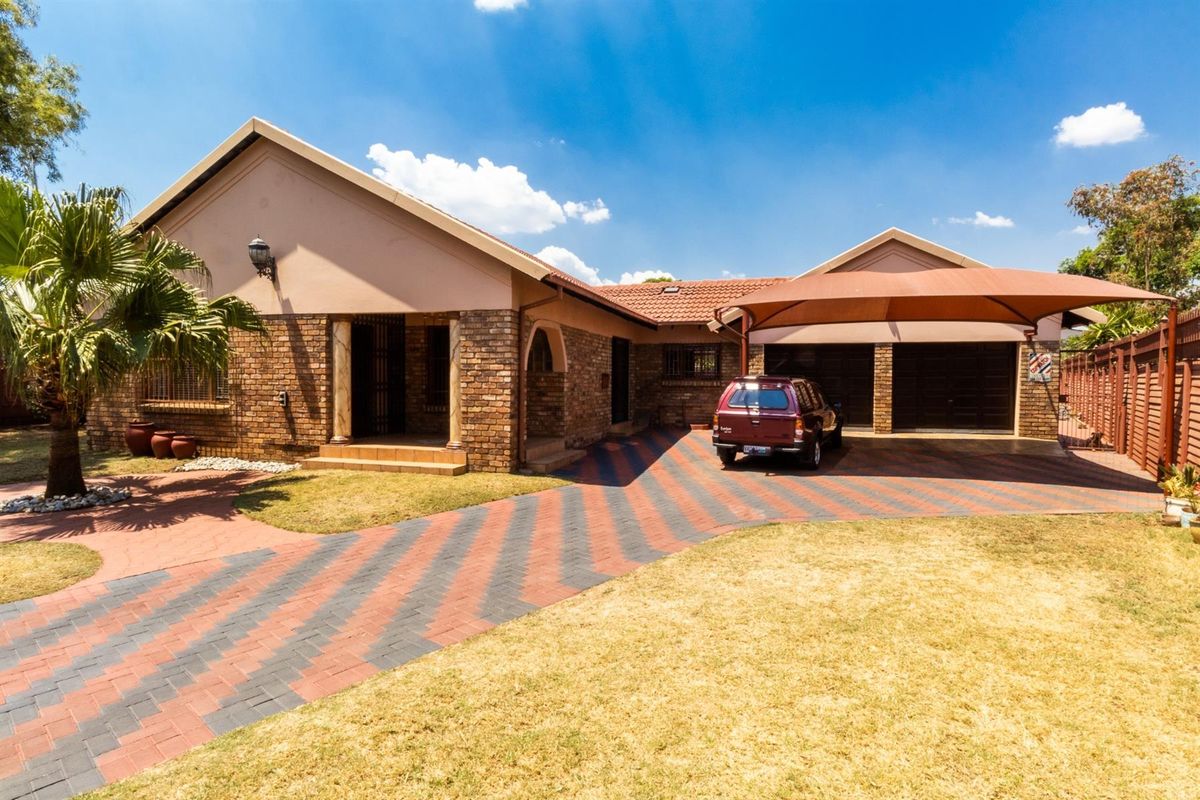 Spacious 4-Bedroom Family Home with Pool on a Large Stand - Photo 3