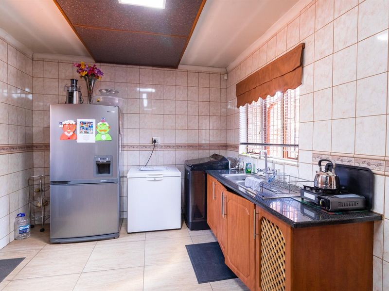 Spacious 4-Bedroom Family Home with Pool on a Large Stand - Photo 10