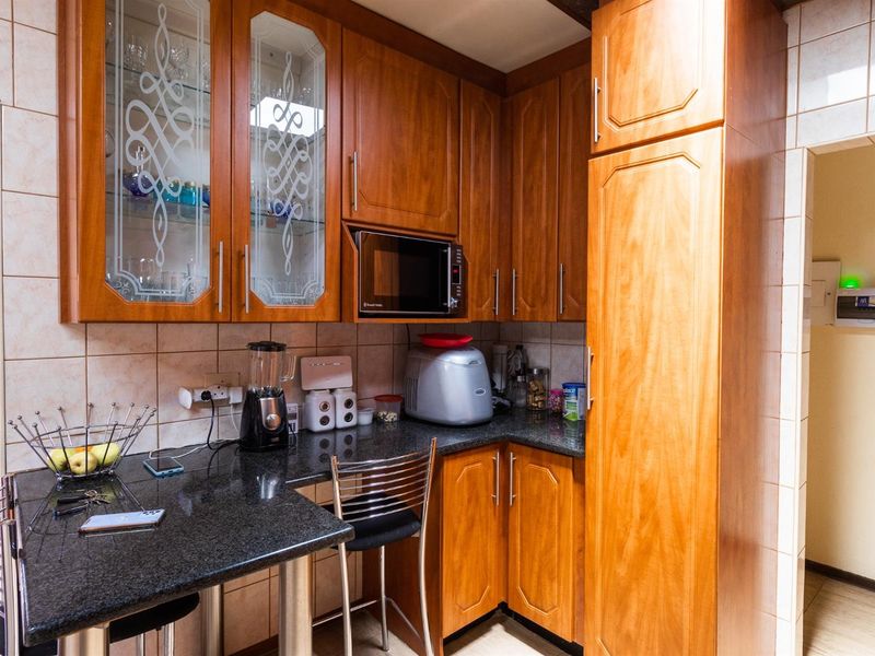 Spacious 4-Bedroom Family Home with Pool on a Large Stand - Photo 9