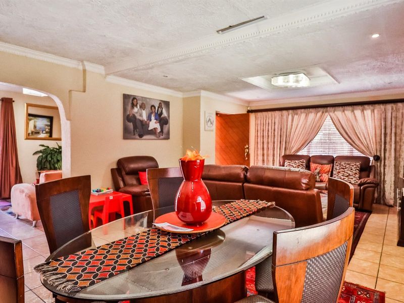 Spacious 4-Bedroom Family Home with Pool on a Large Stand - Photo 4