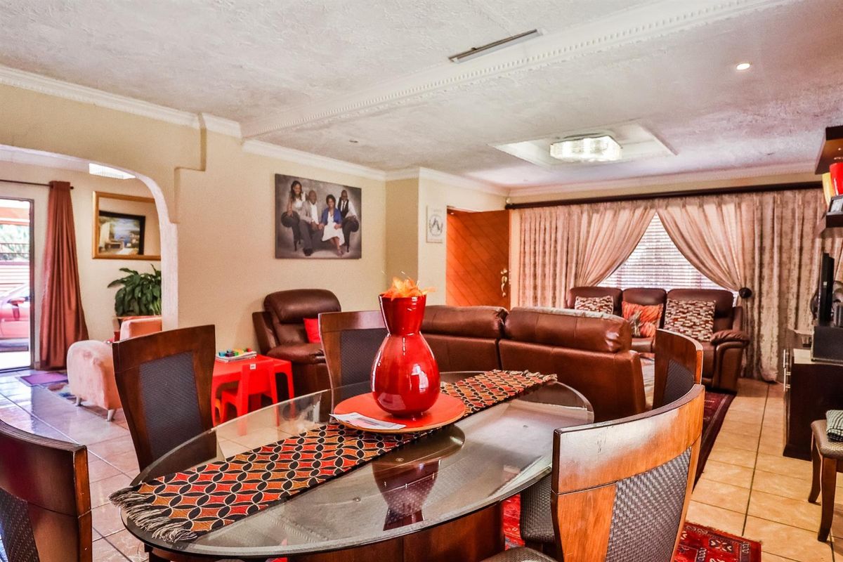 Spacious 4-Bedroom Family Home with Pool on a Large Stand - Photo 4