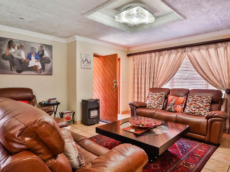 Spacious 4-Bedroom Family Home with Pool on a Large Stand - Photo 5