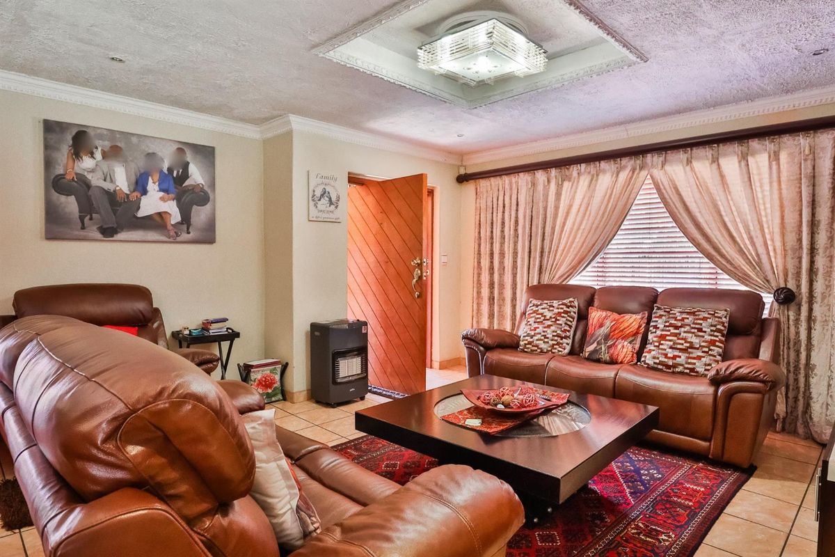 Spacious 4-Bedroom Family Home with Pool on a Large Stand - Photo 5