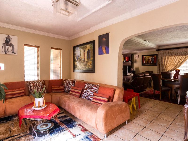 Spacious 4-Bedroom Family Home with Pool on a Large Stand - Photo 6