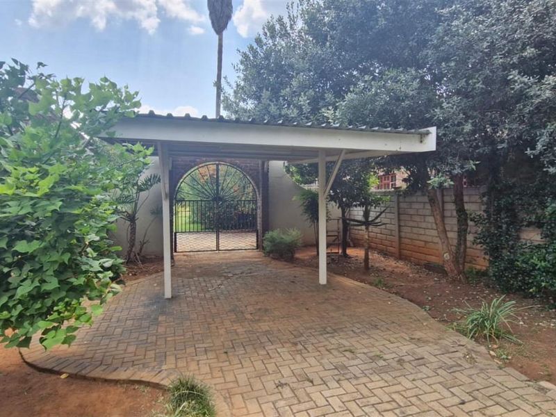 House For Sale in Wilkoppies, Klerksdorp, North West - Photo 4