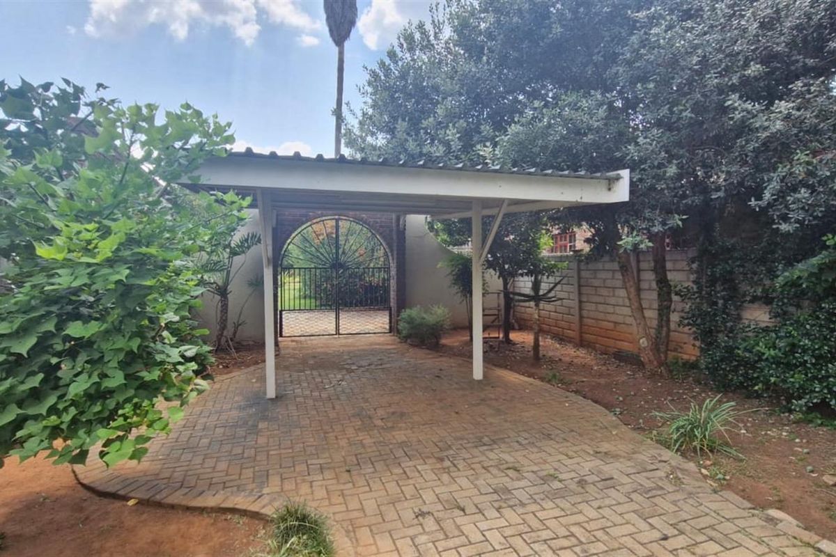 House For Sale in Wilkoppies, Klerksdorp, North West - Photo 4