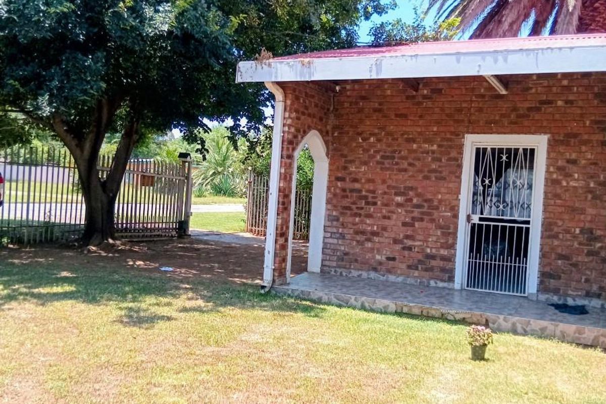 Family Home For Sale in Burgersdorp Lichtenburg, North West - Photo 2