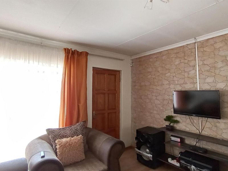 House For Sale in Vanderbijlpark - Photo 5