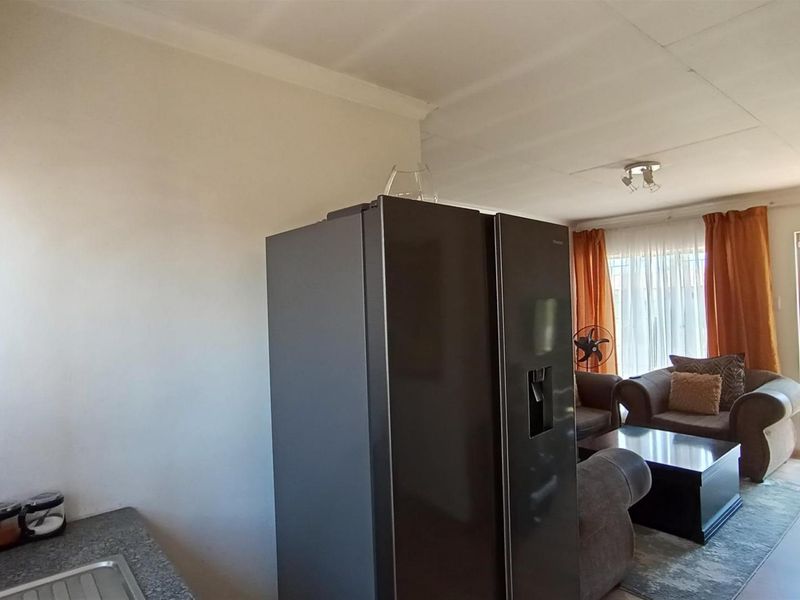 House For Sale in Vanderbijlpark - Photo 2