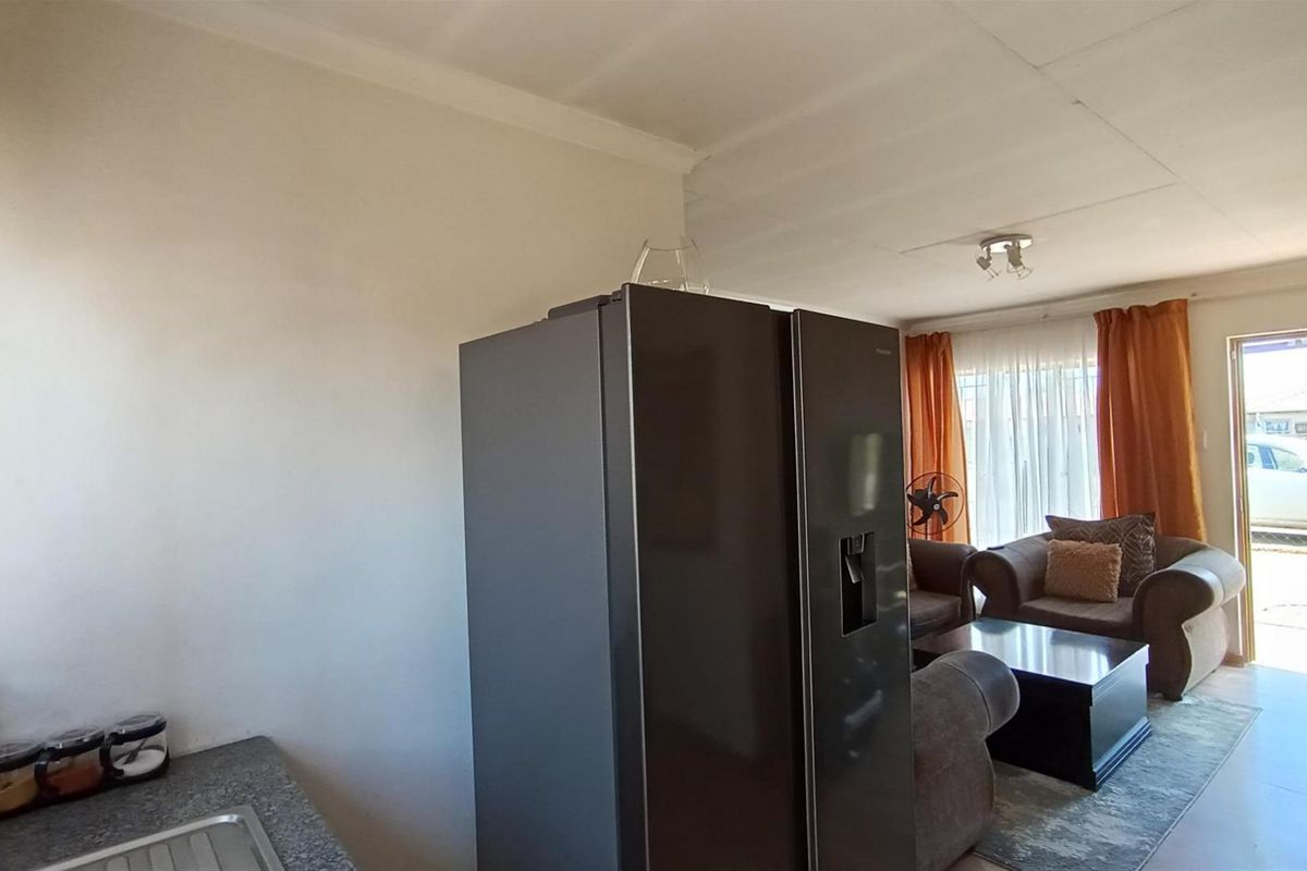 House For Sale in Vanderbijlpark - Photo 2