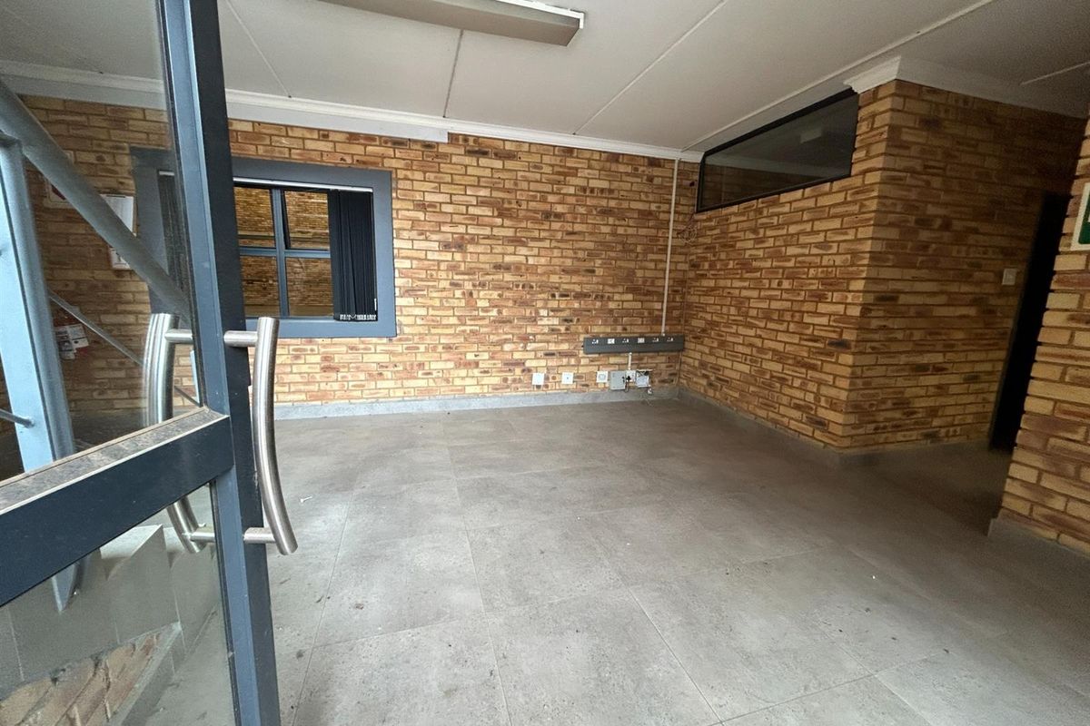 Prime Warehouse To Rent: Position Your Business in Pomona’s Premier Logistics Hub - Photo 4