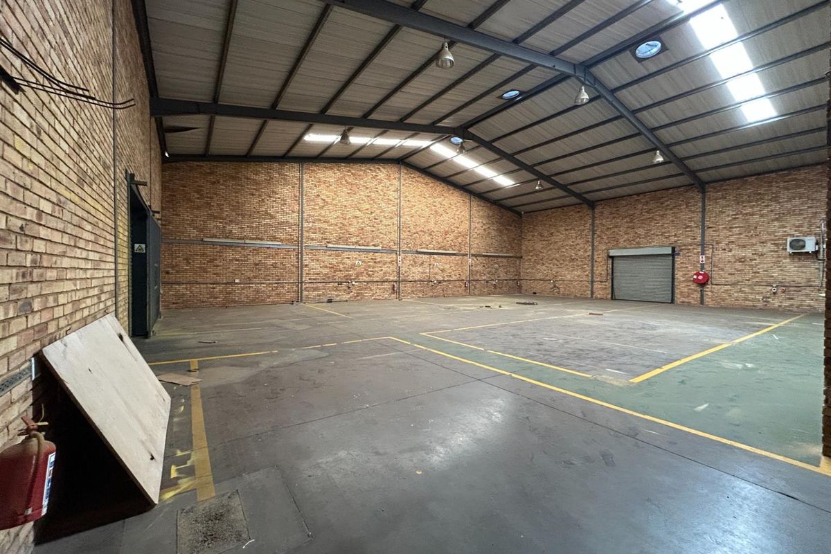 Prime Warehouse To Rent: Position Your Business in Pomona’s Premier Logistics Hub - Photo 3