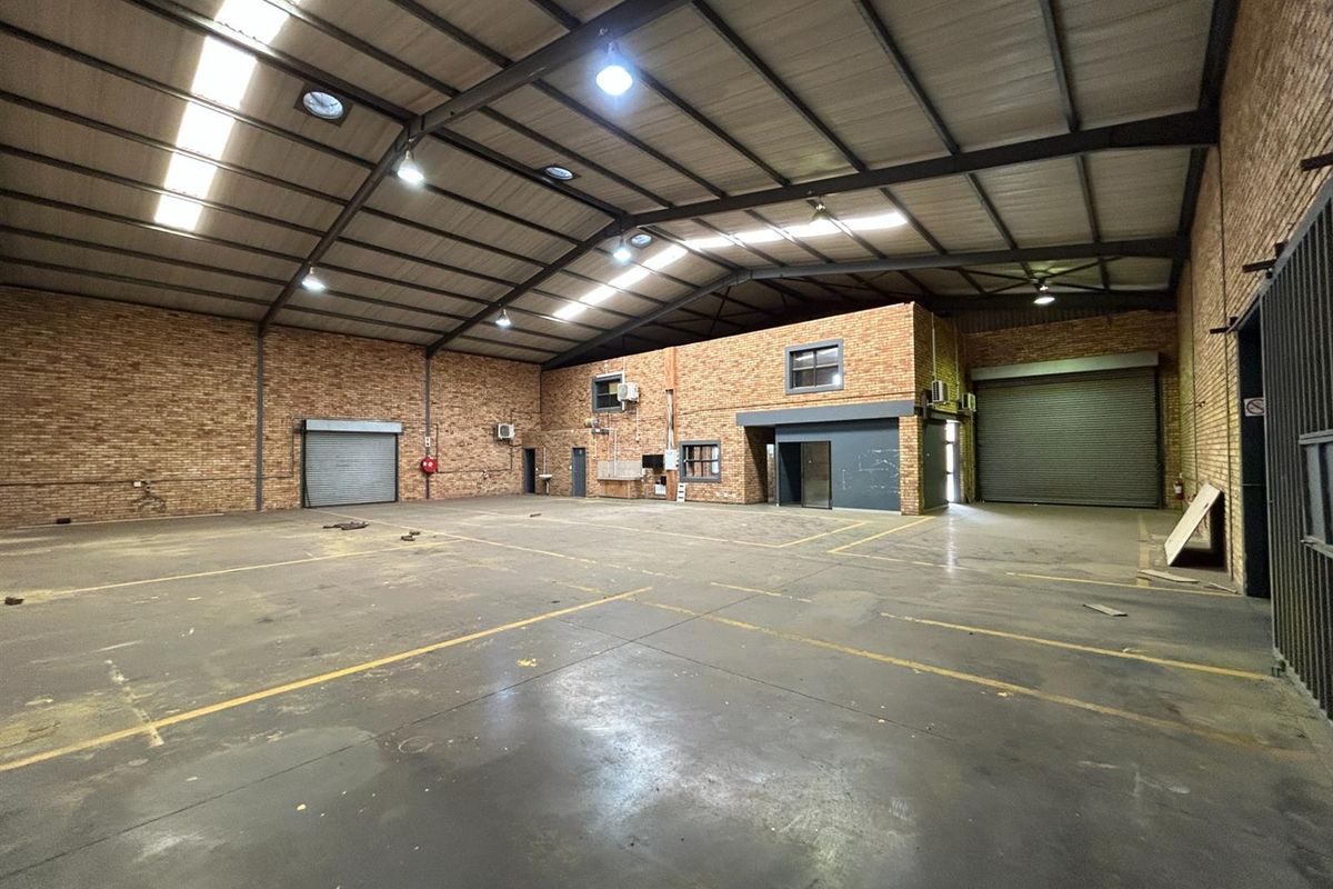 Prime Warehouse To Rent: Position Your Business in Pomona’s Premier Logistics Hub - Photo 2