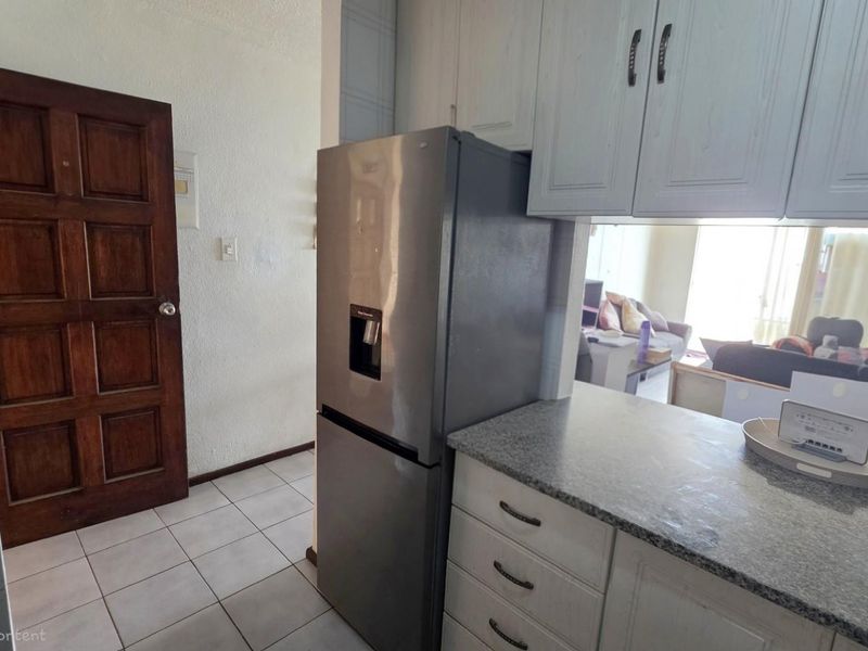 Beachfront 2 bedroom, 2 bathroom groundfloor apartment in Lawrence Rocks - Photo 3