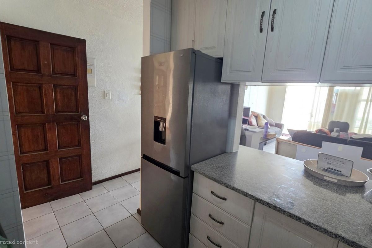 Beachfront 2 bedroom, 2 bathroom groundfloor apartment in Lawrence Rocks - Photo 3