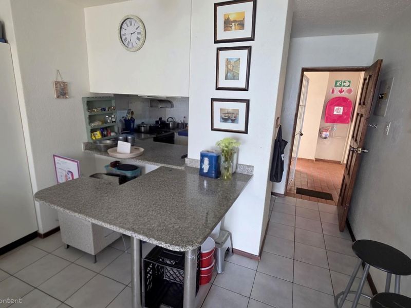 Beachfront 2 bedroom, 2 bathroom groundfloor apartment in Lawrence Rocks - Photo 7