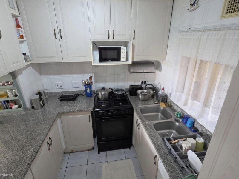 Beachfront 2 bedroom, 2 bathroom groundfloor apartment in Lawrence Rocks - Photo 6