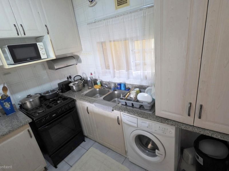 Beachfront 2 bedroom, 2 bathroom groundfloor apartment in Lawrence Rocks - Photo 4