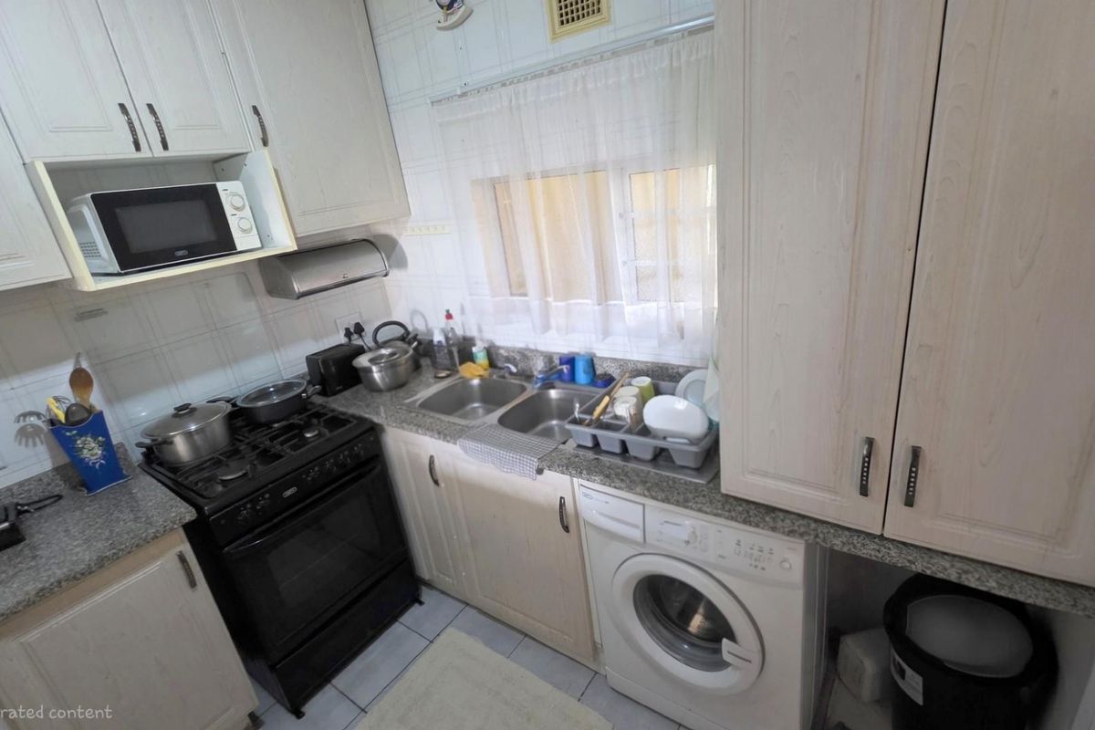 Beachfront 2 bedroom, 2 bathroom groundfloor apartment in Lawrence Rocks - Photo 4