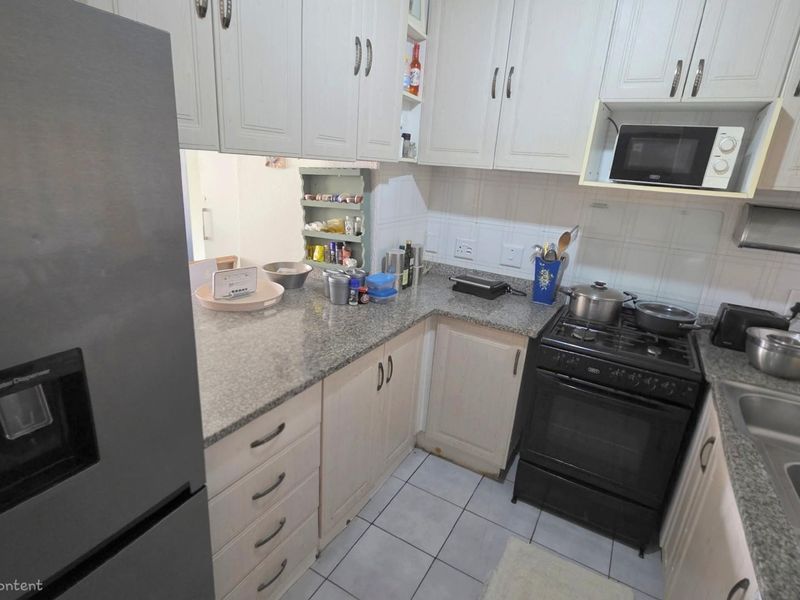 Beachfront 2 bedroom, 2 bathroom groundfloor apartment in Lawrence Rocks - Photo 5