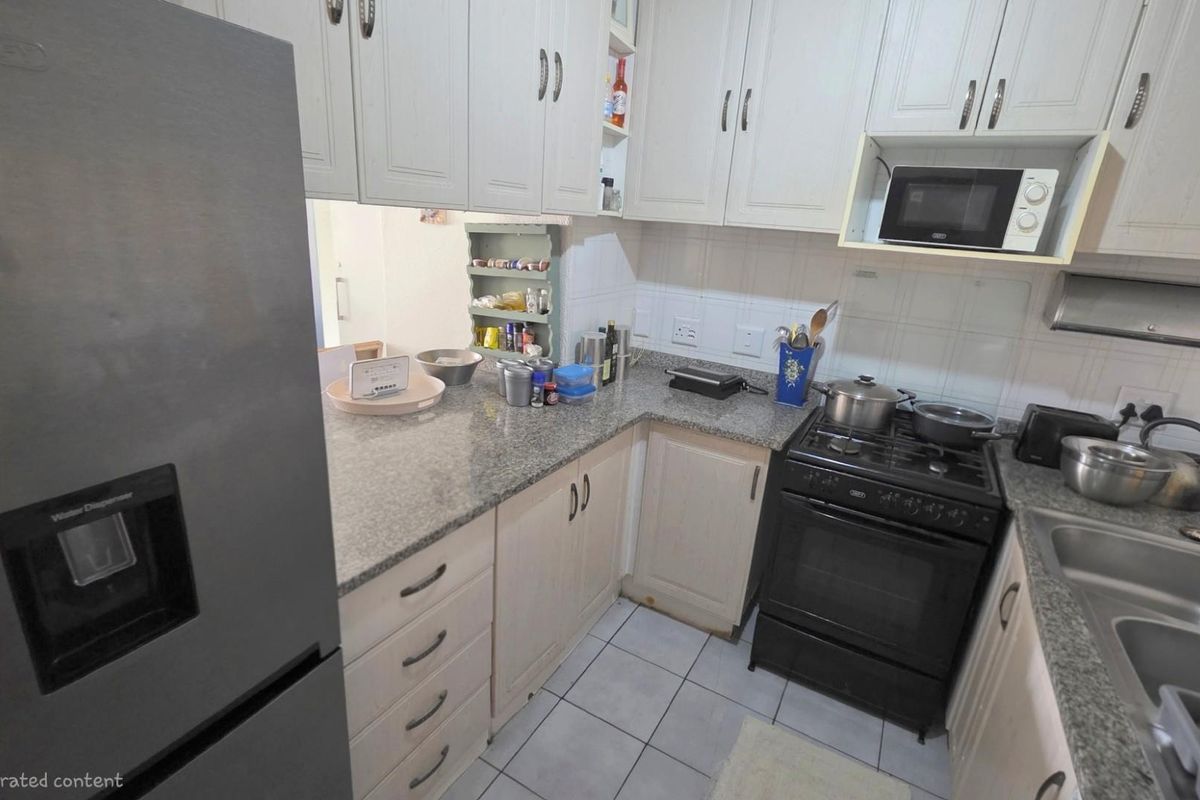 Beachfront 2 bedroom, 2 bathroom groundfloor apartment in Lawrence Rocks - Photo 5