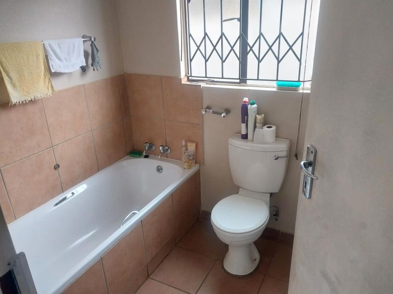 2 Bedroom House For Sale in Protea Glen, Soweto - Photo 5