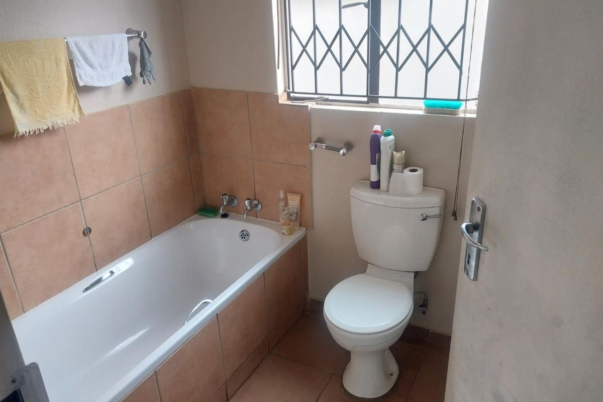 2 Bedroom House For Sale in Protea Glen, Soweto - Photo 5