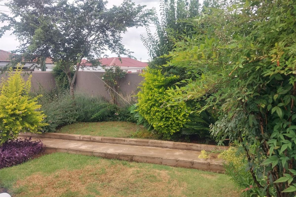 2 Bedroom House For Sale in Protea Glen, Soweto - Photo 2