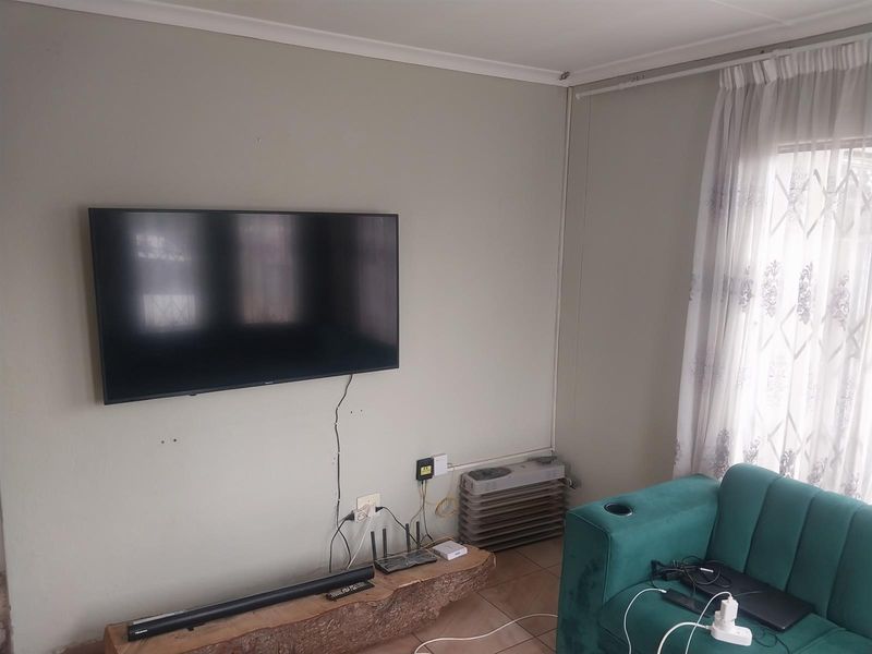 2 Bedroom House For Sale in Protea Glen, Soweto - Photo 4