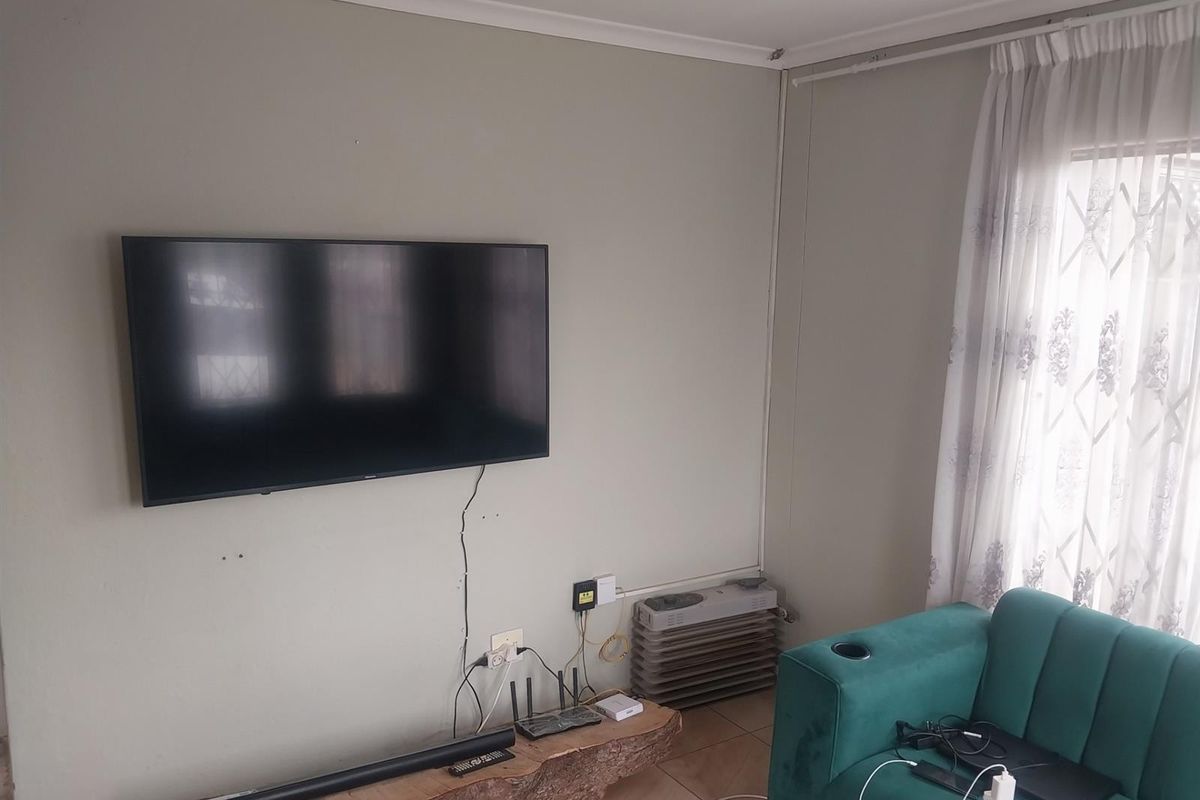 2 Bedroom House For Sale in Protea Glen, Soweto - Photo 4