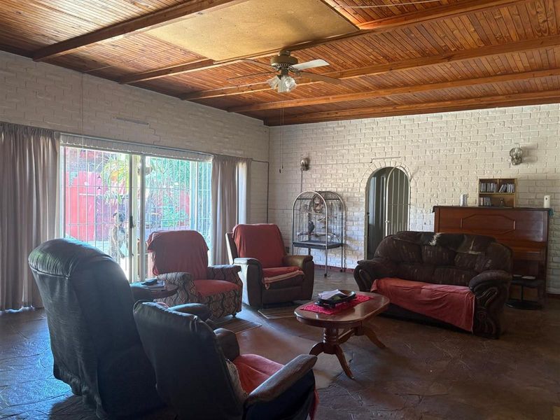 Elegant 4-Bedroom Home for Sale in Utrecht - Perfect for Retirement, Family Living and investment - Photo 2