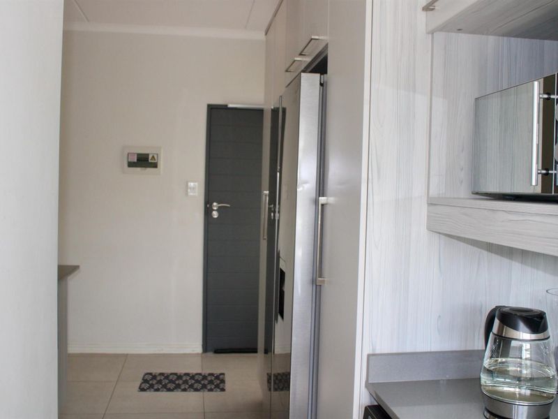 Modern 3 Bedroom Duplex With 2.5 Bathrooms - Photo 6