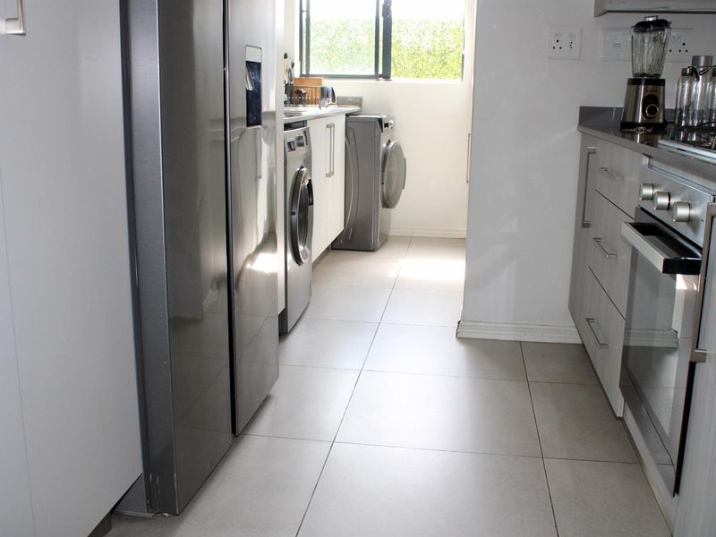 Modern 3 Bedroom Duplex With 2.5 Bathrooms - Photo 4