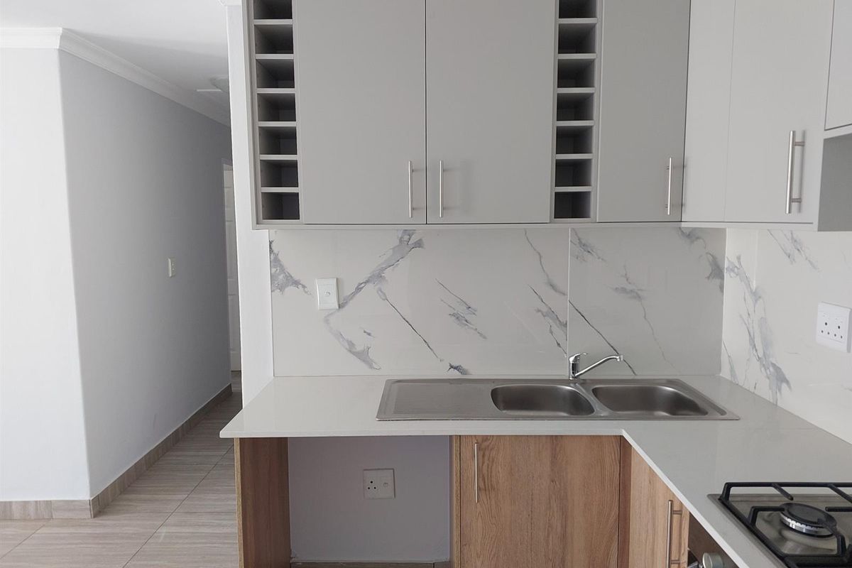 Modern Elegance Meets Everyday Convenience in Parklands North Blouberg Cape Town - Photo 2