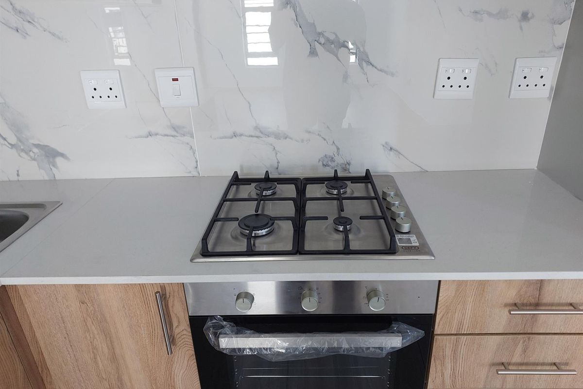 Modern Elegance Meets Everyday Convenience in Parklands North Blouberg Cape Town - Photo 5